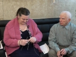 Пенсионерки Медынского района вяжут носки для участников СВО