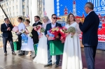 Владислав Шапша поздравил супругов-ветеранов и молодоженов