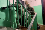В российском регионе силовики с молотками ворвались в квартиру киберпреступника