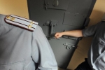Накачавшего двух школьниц наркотиками и надругавшегося над ними россиянина осудили