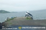 Автобус с туристами съехал с пирса и завис над морем в российском регионе