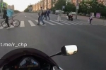 В Петербурге проехавший на красный мотоциклист сбил женщину на зебре и попал на видео