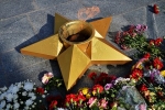 Двое юношей пожарили мясо на Вечном огне в российском городе