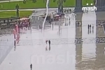 Появилось видео попадания молнии в трех человек в Подмосковье