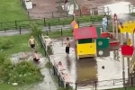 Двор в Петербурге превратился в аквапарк и попал на видео