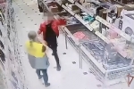 В московском магазине посетительница напала на сотрудников с ножом
