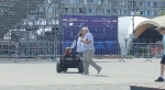 Площадь у «Триумф Плазы» стала местом склок и опасных развлечений