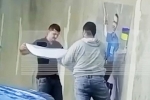 Плакат с лозунгом «Украина, вперед на Москву» заметили в столице. Повесивших его мужчин разыскивает полиция