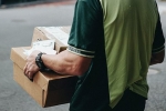 Курьер стал демонстрировать получательницам посылок пенис