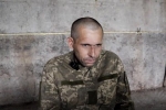 Боец ВСУ рассказал об огне сослуживцев по сдающимся в плен украинцам