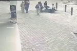 Провалившаяся в дыру в тротуаре туристка попала на видео и бесследно исчезла
