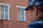 Женщина специально переехала лежащего на дороге россиянина и получила восемь лет