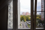 Неизвестный залез на подоконник к спящей 12-летней россиянке и потребовал оголиться