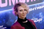 Яна Чурикова посетила премьеру сериала в кожаной мини-юбке и леопардовых колготках