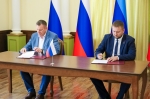 Геннадий Новосельцев и Председатель Народного Совета ЛНР Денис Мирошниченко подписали соглашение о сотрудничестве