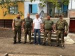 Владислав Шапша передал гумпомощь бойцам воинской части в Первомайске