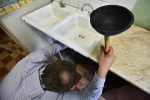 Названы запрещенные предметы для хранения под кухонной раковиной
