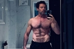 55-летний Хью Джекман похвастался мускулами на фото топлес