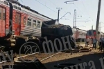 В Петербурге заполненная пассажирами электричка столкнулась с грузовиком