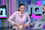 У российской телеведущей расстегнулся ремень во время прямого эфира