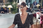 69-летняя Ирина Хакамада прогулялась в платье с откровенным декольте