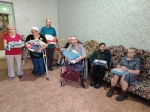 Воспитанники калужских детдомов сшили постельное для пожилых херсонцев