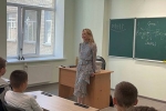 Поклонскую сняли возле исписанной рунами школьной доски в зоне СВО