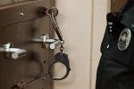 Сотрудника управления собственной безопасности МВД России уличили в афере
