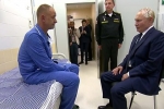 Путин встретился в госпитале с раненым в Курской области военным