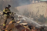 Крыша обрушилась на вспыхнувшем складе с автомобилями в российском городе