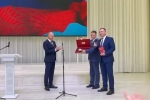 Новому российскому мэру подарили «атрибуты власти» в виде кнута, пряника и Конституции