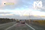 На российской трассе тягач протаранил вылетевший на встречку микроавтобус и попал на видео