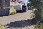 Выезжающая со склада в российском городе фура с горящим прицепом попала на видео