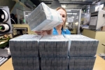 Невозможность раздать россиянам деньги для подъема экономики объяснили
