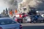 Полыхающие торговые ряды в подмосковном городе попали на видео