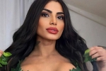 Модель Playboy взяла в самолет «вонючий обед» и разозлила попутчиков