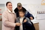 Укутавшегося в одеяло ребенка нашли под деревом в российском регионе