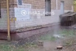 Жители российского города пожаловались на текущий по улице кипяток и плесень