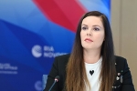 Под известной российской телеведущей сломался стул в прямом эфире