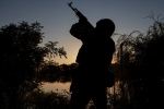 На Украине женщины приняли пограничников за военкомов и преградили им путь в село