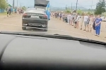 Россияне выстроились в 40-километровую очередь на похоронах бойца СВО. Он пожертвовал собой ради спасения 150 солдат
