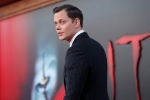 Сыгравший Пеннивайза в фильме «Оно» актер снялся топлес с небритыми подмышками
