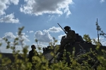 Оператор БПЛА сбросил зажигательный боеприпас на украинский БТР и сжег его