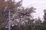 Россияне сняли на видео зацепившийся за провода квадрокоптер