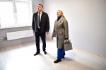 В Малоярославце супруге участника СВО вручили ключи от новой квартиры