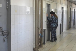 Россиянка пыталась удушить годовалую дочь поясом от халата и оказалась в СИЗО