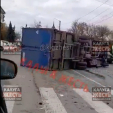 Опрокинувшийся фургон перекрыл улицу Марата