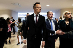 Глава МИД Венгрии по-русски начал речь на конференции в Минске