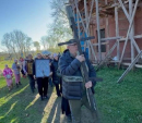 В Тарусском районе реставраторы сняли с храма 250-летний крест