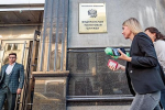 ФНС заблокировала счета покинувшего Россию экс-сценариста «Вечернего Урганта»